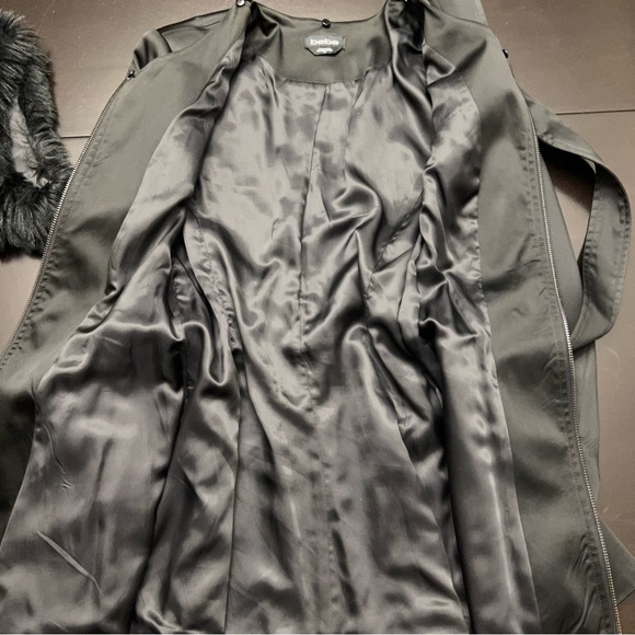 Black trench coat with faux fur shrug collar - Picture 12 of 16